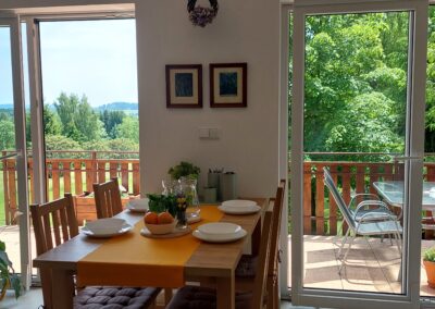 Apartmá 2P-Karlovy Dvory/ po rekonstrukci/do5 osob/terasa/1,5 ha velký pozemek bez další zástavby