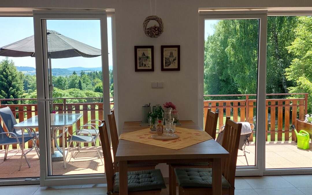 Apartmá 2P-Karlovy Dvory/ po rekonstrukci/,1,5 ha pozemek bez další zástavby, pergola, terasa, ohniště s roštem